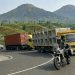 Ilustrasi - Cara aman berkendara di dekat truk dan bus agar terhindar dari kecelakaan. Foto: Ist.