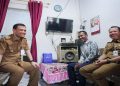 Gubernur Jawa Tengah Ahmad Luthfi bersama Bupati Kudus Sam'ani Intakoris mengunjungi warga penerima bantuan perbaikan RTLH, Senin, 29 Juni 2026. Foto: Ist.