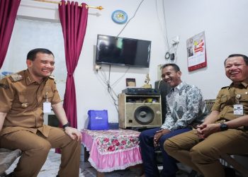 Gubernur Jawa Tengah Ahmad Luthfi bersama Bupati Kudus Sam'ani Intakoris mengunjungi warga penerima bantuan perbaikan RTLH, Senin, 29 Juni 2026. Foto: Ist.