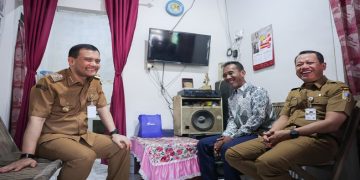 Gubernur Jawa Tengah Ahmad Luthfi bersama Bupati Kudus Sam'ani Intakoris mengunjungi warga penerima bantuan perbaikan RTLH, Senin, 29 Juni 2026. Foto: Ist.