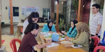 Suasana penguatan layanan kesehatan oleh Tim KKN FIK UMS berkolaborasi dengan Posyandu Remaja Lestari. Foto: Ist.