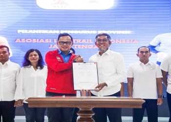Ketua Umum Pengurus Pusat ALTI, Bima Arya Sugiarto melantik Sumarno sebagai Ketua Umum ALTI Jawa Tengah untuk periode 2025-2029, Selasa, 30 Juni 2026. Foto: Ist.