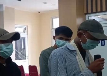 Tiga pria yang dimintai klarifikasi aparat Polresta Solo gegara viral cosplay pocong di Ngoresan, Jebres. Foto: Ist.