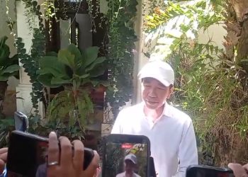 Mantan Presiden Jokowi memberikan keterangan pers di kediamannya, Gang Kutai Utara Nomor 1 Kelurahan Sumber, Kecamatan Banjarsari, Kota Solo, Jumat (19/2026). Foto: Indospektrum.com