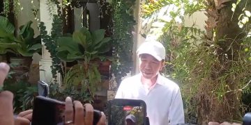 Mantan Presiden Jokowi memberikan keterangan pers di kediamannya, Gang Kutai Utara Nomor 1 Kelurahan Sumber, Kecamatan Banjarsari, Kota Solo, Jumat (19/2026). Foto: Indospektrum.com