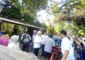 Mantan Presiden Jokowi saat membagikan sembako kepada ratusan tukang becak di kediamannya, Gang Kutai Utara Nomor 1, Kelurahan Banjarsari, Kota Solo, Minggu (21/6/2026). Foto: Indospektrum.com