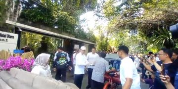 Mantan Presiden Jokowi saat membagikan sembako kepada ratusan tukang becak di kediamannya, Gang Kutai Utara Nomor 1, Kelurahan Banjarsari, Kota Solo, Minggu (21/6/2026). Foto: Indospektrum.com