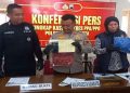 Wakapolresta Solo, AKBP Sigit menunjukkan barang bukti kasus dugaan pelecehan seksual yang menimpa seorang SPG, Rabu sore (24/6/2026). Foto: Indospektrum.com
