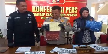 Wakapolresta Solo, AKBP Sigit menunjukkan barang bukti kasus dugaan pelecehan seksual yang menimpa seorang SPG, Rabu sore (24/6/2026). Foto: Indospektrum.com