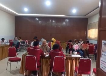 Orang tua Bersama siswa program sekolah kemitraan menerima sosialisasi di SMK Bhinneka Karya Solo, Jumat (26/6/2026). Foto: Indospektrum.com