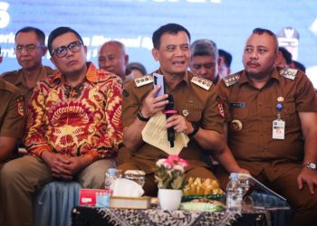 Ahmad Luthfi menghubungi langsung Menteri Kelautan dan Perikanan Sakti Wahyu Trenggono via telpon disela acara Rembug Pembangunan Provinsi Jawa Tengah Tahun 2026 di Pendopo Kota Tegal, Senin (22/6/2026). Foto : Ist.