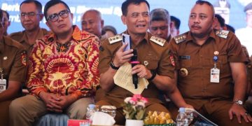 Ahmad Luthfi menghubungi langsung Menteri Kelautan dan Perikanan Sakti Wahyu Trenggono via telpon disela acara Rembug Pembangunan Provinsi Jawa Tengah Tahun 2026 di Pendopo Kota Tegal, Senin (22/6/2026). Foto : Ist.