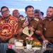 Ahmad Luthfi menghubungi langsung Menteri Kelautan dan Perikanan Sakti Wahyu Trenggono via telpon disela acara Rembug Pembangunan Provinsi Jawa Tengah Tahun 2026 di Pendopo Kota Tegal, Senin (22/6/2026). Foto : Ist.