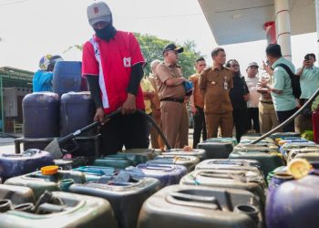 Gubernur Jawa Tengah Ahmad Luthfi meninjau operasional Stasiun Pengisian Bahan Bakar Umum Nelayan (SPBUN) di Pelabuhan Jongor, Kota Tegal, Senin (22/6/2026). Foto : Ist.