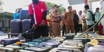 Gubernur Jawa Tengah Ahmad Luthfi meninjau operasional Stasiun Pengisian Bahan Bakar Umum Nelayan (SPBUN) di Pelabuhan Jongor, Kota Tegal, Senin (22/6/2026). Foto : Ist.