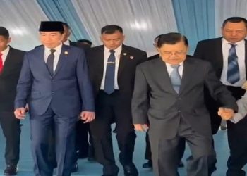Mantan Presiden Jokowi berjumpa dengan mantan Wakil Presiden Jusuf Kalla saat upacara HUT Bhayangkara ke-80 pada 1 Juli 2026. Foto: Ist.