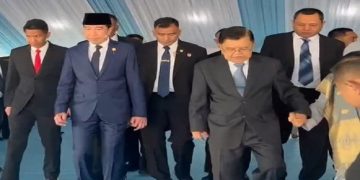 Mantan Presiden Jokowi berjumpa dengan mantan Wakil Presiden Jusuf Kalla saat upacara HUT Bhayangkara ke-80 pada 1 Juli 2026. Foto: Ist.