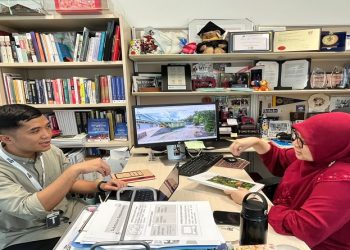 Dosen FKIP UMS Obby Taufik Hidayat saat melakukan pengumpulan data melalui wawancara dengan pihak CLASIC SIT. Foto: Ist.