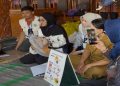 Mahasiswa KKN FIK UMS memberikan edukasi penanganan bayi dan anak tersedak pada ibu-ibu di Desa Geneng, Kecamatan Gatak, Kabupaten Sukoharjo. Foto: Ist.