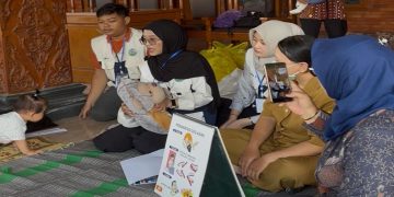 Mahasiswa KKN FIK UMS memberikan edukasi penanganan bayi dan anak tersedak pada ibu-ibu di Desa Geneng, Kecamatan Gatak, Kabupaten Sukoharjo. Foto: Ist.