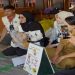 Mahasiswa KKN FIK UMS memberikan edukasi penanganan bayi dan anak tersedak pada ibu-ibu di Desa Geneng, Kecamatan Gatak, Kabupaten Sukoharjo. Foto: Ist.