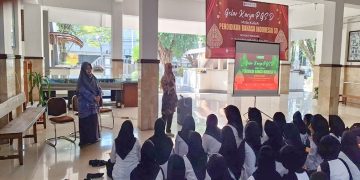Mahasiswa PGSD UMS melaksanakan Gelar Karya Mata Kuliah Pendidikan Bahasa Indonesia SD di Taman dan Hall Moh. Djazman UMS, Rabu, (1/7/2026). Foto: Ist.