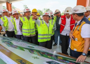 Menteri Koordinator Bidang Pemberdayaan Masyarakat, Muhaimin Iskandar bersama Wakil Menteri Sosial Agus Jabo Priyono dan Sekda Provinsi Jawa Tengah, Sumarno meninjau Sekolah Rakyat di Kabupaten Sukoharjo, Kamis, 2 Juli 2026. Foto: Ist.