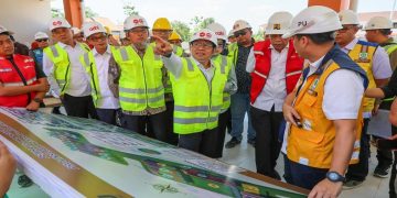 Menteri Koordinator Bidang Pemberdayaan Masyarakat, Muhaimin Iskandar bersama Wakil Menteri Sosial Agus Jabo Priyono dan Sekda Provinsi Jawa Tengah, Sumarno meninjau Sekolah Rakyat di Kabupaten Sukoharjo, Kamis, 2 Juli 2026. Foto: Ist.
