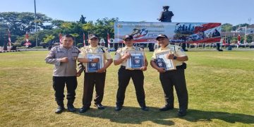 Agustin Murti, S.H., Sulardi, dan Dwi Ari Suryo Wibowo saat menerima penghargaan dari Polda Jawa Tengah. Foto: Ist.