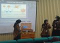 Zahirah dan rekan tim saat memaparkan hasil riset dalam lomba esai MAJESTYNAS yang diselenggarakan FKK Universitas Muhammadiyah Jakarta pada 19-20 Juni 2026. Foto: Ist.