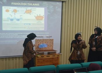 Zahirah dan rekan tim saat memaparkan hasil riset dalam lomba esai MAJESTYNAS yang diselenggarakan FKK Universitas Muhammadiyah Jakarta pada 19-20 Juni 2026. Foto: Ist.