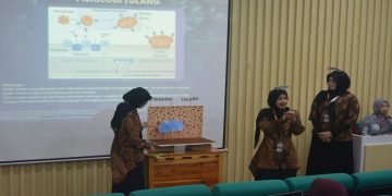 Zahirah dan rekan tim saat memaparkan hasil riset dalam lomba esai MAJESTYNAS yang diselenggarakan FKK Universitas Muhammadiyah Jakarta pada 19-20 Juni 2026. Foto: Ist.