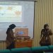 Zahirah dan rekan tim saat memaparkan hasil riset dalam lomba esai MAJESTYNAS yang diselenggarakan FKK Universitas Muhammadiyah Jakarta pada 19-20 Juni 2026. Foto: Ist.