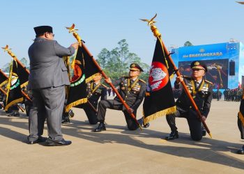 Polda Jateng menerima Penghargaan Tanda Kehormatan Nugraha Sakanti saat Upacara Hari Bhayangkara ke-80 yang dipimpin Presiden Prabowo Subianto di Satlat Brimob Cikeas, Kabupaten Bogor, Jawa Barat, Rabu (1/7/2026). Foto: Ist.