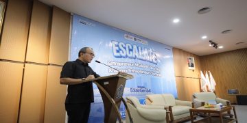 Deputi Bidang Kewirausahaan Kementerian UMKM, M. Riza Damanik, ST., M.Si., Ph.D., IPU memberikan kuliah umum di acara Alumni Entrepreneur Summit 2026 di Kampus UMS, Sabtu (4/7/2026). Foto: Ist.