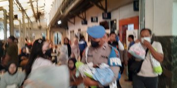 Aparat Polresta Surakarta mengevakuasi bayi yang ditemukan di dalam toilet KA Sancaka 84B relasi Yogyakarta–Surabaya Gubeng, Sabtu (4/7/2026). Foto: Ist.