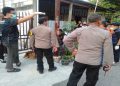 Polisi mengevakuasi jenazah bayi yang ditemukan di selokan Jalan Pisang 2, Kelurahan Kerten, Kecamatan Laweyan, Kota Solo, Sabtu (4/7/2026) sore. Foto: Ist.