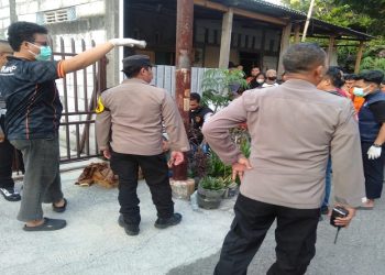 Polisi mengevakuasi jenazah bayi yang ditemukan di selokan Jalan Pisang 2, Kelurahan Kerten, Kecamatan Laweyan, Kota Solo, Sabtu (4/7/2026) sore. Foto: Ist.