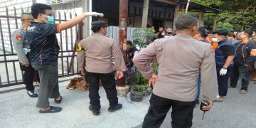 Polisi mengevakuasi jenazah bayi yang ditemukan di selokan Jalan Pisang 2, Kelurahan Kerten, Kecamatan Laweyan, Kota Solo, Sabtu (4/7/2026) sore. Foto: Ist.