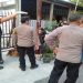 Polisi mengevakuasi jenazah bayi yang ditemukan di selokan Jalan Pisang 2, Kelurahan Kerten, Kecamatan Laweyan, Kota Solo, Sabtu (4/7/2026) sore. Foto: Ist.