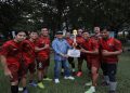 Wakil Rektor 1 UMS, Ihwan Susila menyerahkan penghargaan kepada juara pertama, Tim Jenderal Sudirman. Foto: Ist.