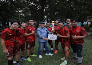 Wakil Rektor 1 UMS, Ihwan Susila menyerahkan penghargaan kepada juara pertama, Tim Jenderal Sudirman. Foto: Ist.