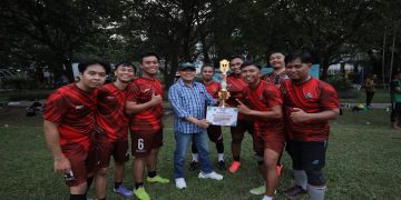 Wakil Rektor 1 UMS, Ihwan Susila menyerahkan penghargaan kepada juara pertama, Tim Jenderal Sudirman. Foto: Ist.