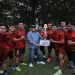 Wakil Rektor 1 UMS, Ihwan Susila menyerahkan penghargaan kepada juara pertama, Tim Jenderal Sudirman. Foto: Ist.