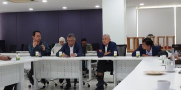 Rektor UMS, Prof. Dr. Harun Joko Prayitno, M.Hum saat berdiskusi hangat oleh jajaran pimpinan UKM. Foto: Ist.