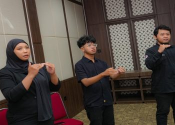 UNS menyelenggarakan Pelatihan Bahasa Isyarat Dasar guna membangun lingkungan akademik yang inklusif, aksesibel, dan ramah bagi seluruh sivitas akademika. Foto: Ist.