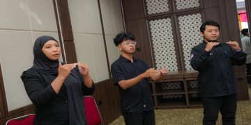 UNS menyelenggarakan Pelatihan Bahasa Isyarat Dasar guna membangun lingkungan akademik yang inklusif, aksesibel, dan ramah bagi seluruh sivitas akademika. Foto: Ist.