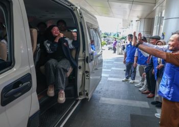 Gubernur Ahmad Luthfi melepas mahasiswa KKN UNDIP Semarang, Selasa 7 Juli 2026. Foto: Ist.
