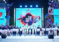 Direktur Utama Telkom Dian Siswarini bersama jajaran Direksi Telkom menyerahkan penghargaan kepada para pemenang berbagai kompetisi dalam rangkaian perayaan HUT ke-61 Telkom bertajuk Siner61 Transformasi – Funtastic Day 2026 di The Telkom Hub, Jakarta, Senin (6/7/2026). Foto: Ist.