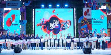 Direktur Utama Telkom Dian Siswarini bersama jajaran Direksi Telkom menyerahkan penghargaan kepada para pemenang berbagai kompetisi dalam rangkaian perayaan HUT ke-61 Telkom bertajuk Siner61 Transformasi – Funtastic Day 2026 di The Telkom Hub, Jakarta, Senin (6/7/2026). Foto: Ist.